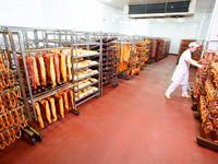 стеллажи с готовой продукцией Микояновского мясокомбината